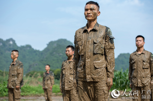 广西崇左：武警官兵泥潭训练砺血性(组图)