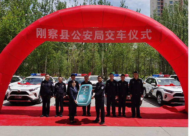 青海省刚察县公安局举行警车交接及配发仪式(组图)