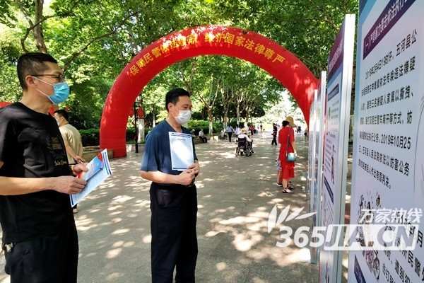 安徽省合肥警方举行公安机关维护民警执法权威颁布施行纪念宣传活动(组图)