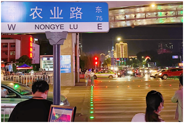 河南郑州“新型信号灯”上岗 发光地砖勾勒“安全防线”(组图)