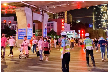 河南郑州“新型信号灯”上岗 发光地砖勾勒“安全防线”(组图)