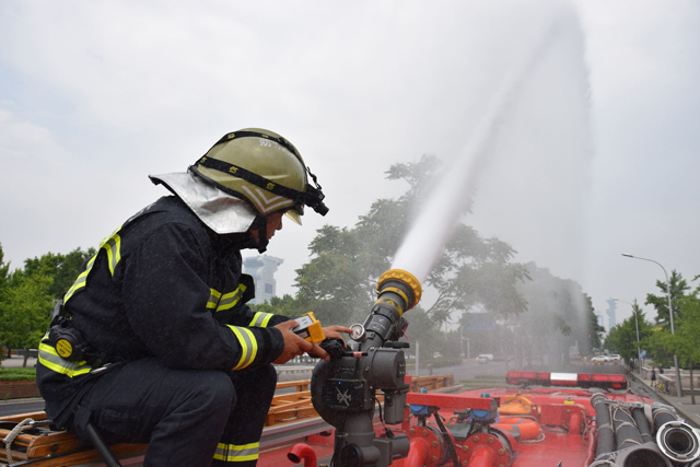 北京市东城区安定门外消防救援站开展消防车辆装备性能测试(组图)