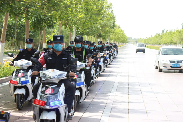 从优待警添新措丨新疆和硕县公安局举行新警车授车仪式(组图)