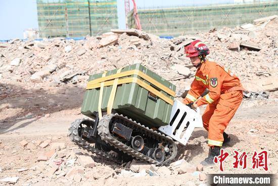 新疆阿克苏消防员发明履带式运输车 防患于未“燃” (组图)