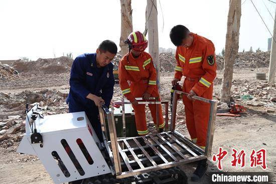 新疆阿克苏消防员发明履带式运输车 防患于未“燃” (组图)