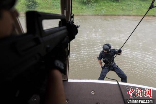 重庆警方开展水上实战大练兵 水陆空一体化作战如电影大片(组图)