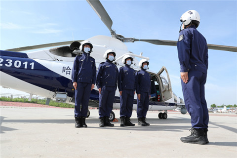 黑龙江冰城两架新型警用直升机首航，五大“神器”显威场面太震撼！(组图)