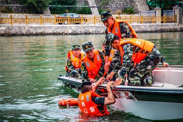 武警山西省总队阳泉支队组织水上救援训练(组图)