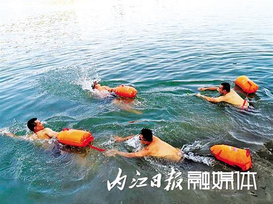 四川内江公安水上应急救援队 开展实战化水上救援综合演练(组图)