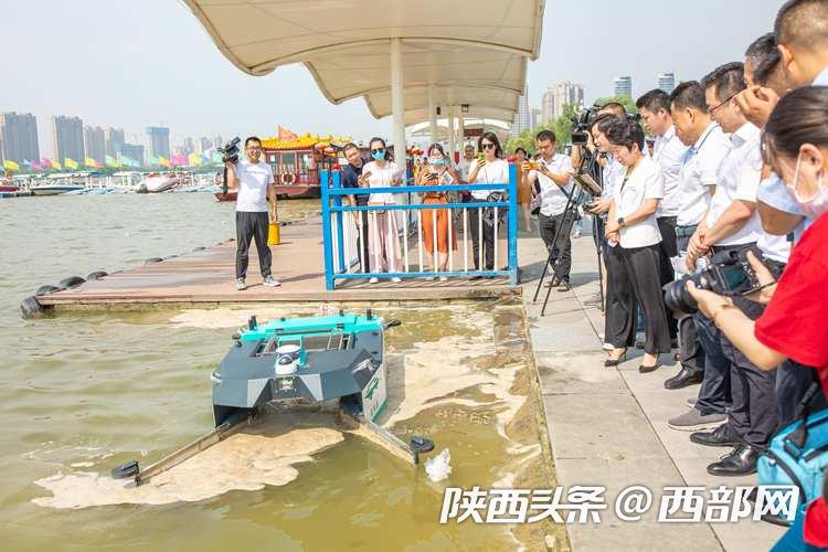 无人驾驶清洁船正式上岗! 陕西咸阳湖水治理再添“科技利器”(组图)