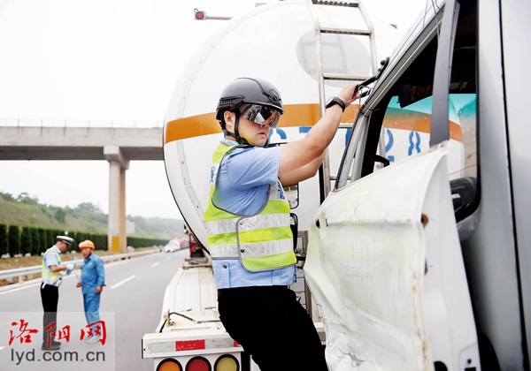 河南洛阳高速交警组织开展高速公路危化品车事故救援联合演练(组图)