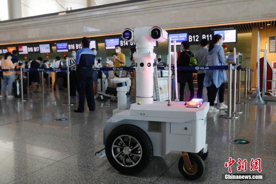 黑龙江哈尔滨机场5G巡逻测温机器人上岗(组图)