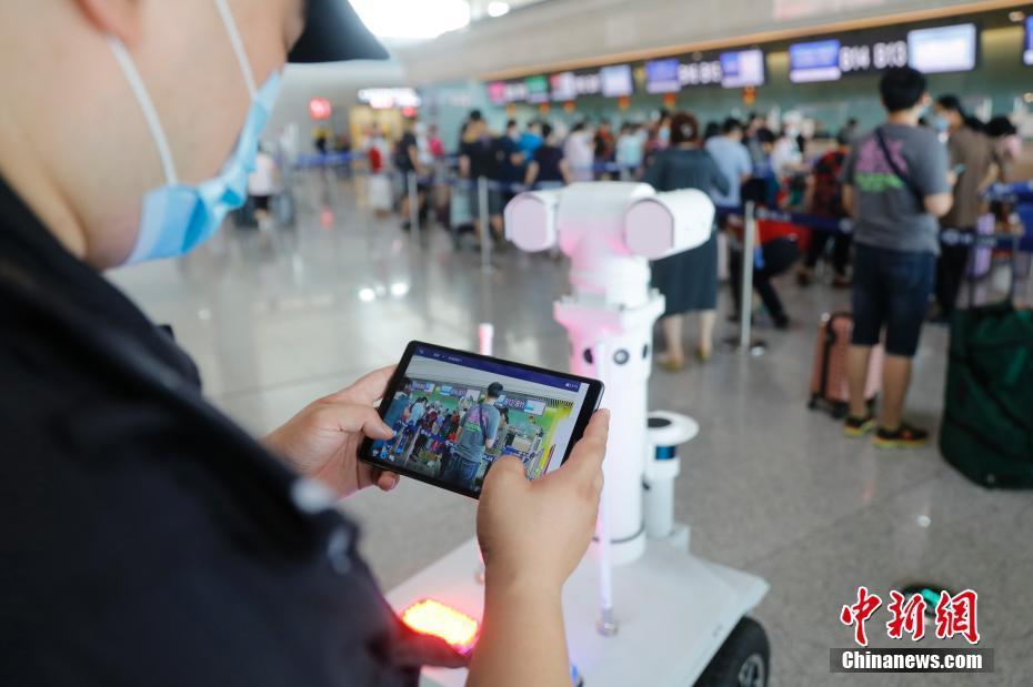 黑龙江哈尔滨机场5G巡逻测温机器人上岗(组图)