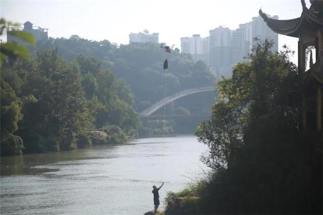 贵州铜仁警方举行水上救援演习，无人机亮相进行空中搜寻(组图)