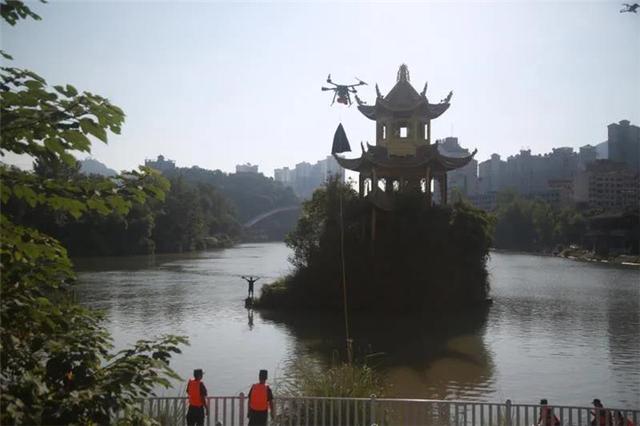 贵州铜仁警方举行水上救援演习，无人机亮相进行空中搜寻(组图)