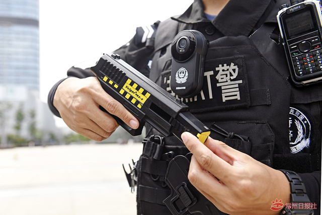 江苏省常州市公安局巡特警支队配备新型警用装备开展巡逻(组图)