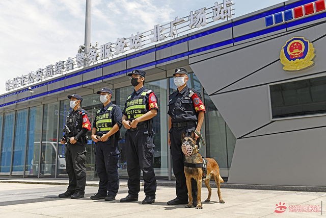 江苏省常州市公安局巡特警支队配备新型警用装备开展巡逻(组图)