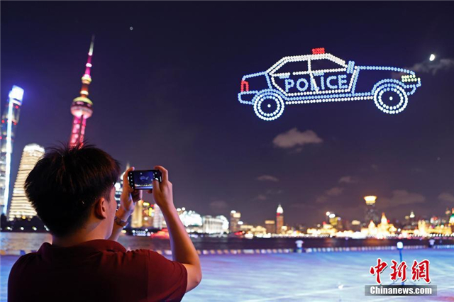 上海警方在北外滩上空开展无人机反诈公益宣传(组图)