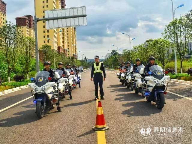 云南嵩明巡特警组织开展警用摩托车骑行训练(组图)