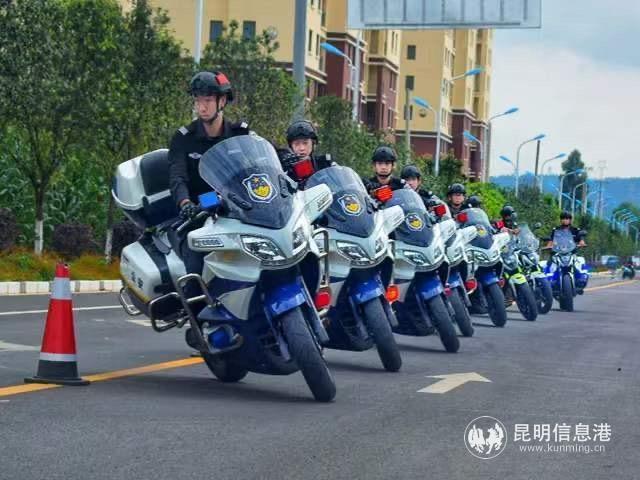 云南嵩明巡特警组织开展警用摩托车骑行训练(组图)