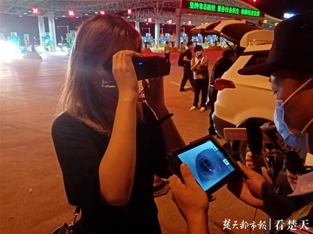 湖北武汉民警上路查缉毒品再添高科技利器，现场体验瞳孔检测仪、便携式X光探测仪(组图)