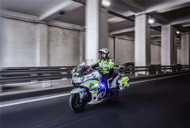 自发光警示灯与警用骑行服的穿戴创新，360度全面提升了可视度，让交警夜间巡逻执勤更安全!(组图)