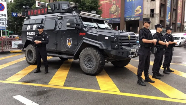 貴州清鎮天下無詐特警反恐裝甲車亮警大喇叭傳遞反詐最強音組圖