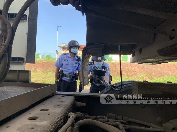 广西防城港东兴出入境边防检查站启用新装备，提高对车辆的查缉能力！(图)