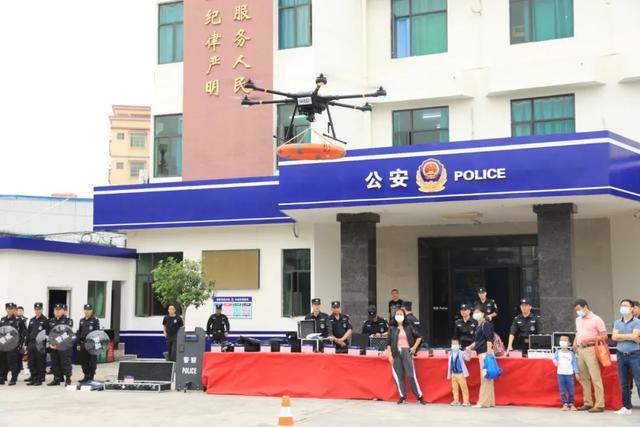 广东珠海市斗门警察出动无人机和防爆盾，还邀请了很多市民到现场(组图)