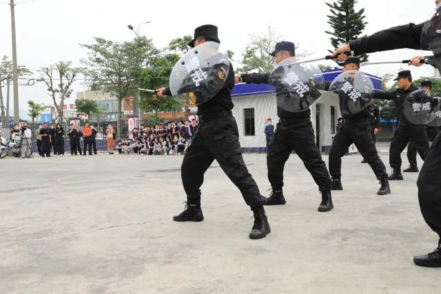 广东珠海市斗门警察出动无人机和防爆盾，还邀请了很多市民到现场(组图)