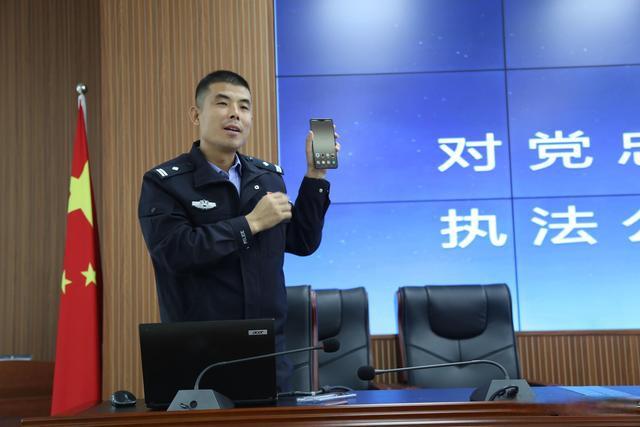陕西渭南潼关县公安局举办新一代移动警务终端设备发放仪式(组图)