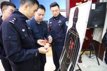 甘肃临夏康乐县公安局举行警用电击枪培训班(组图)