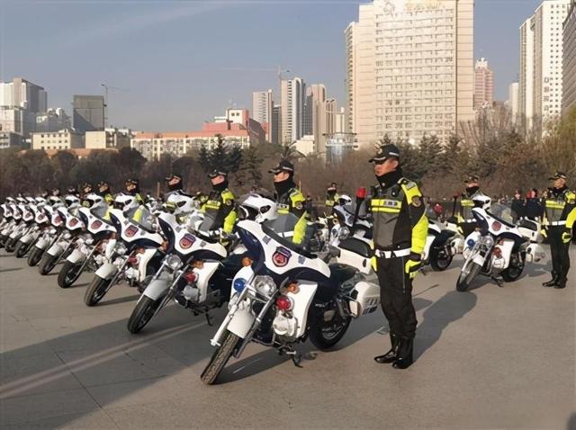 青海西宁城管摩托车执法队伍上岗(图)