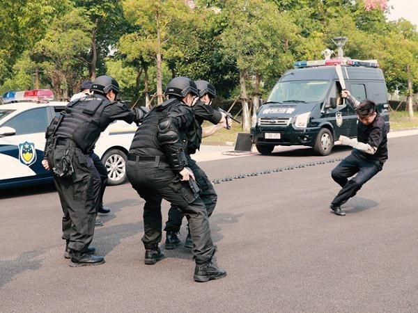 长警棍、防爆毯……上海金山新警开始警械装备培训(组图)