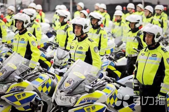 江苏省苏州姑苏区公安交警，组建“铁骑队”为群众出行安全护航(组图)