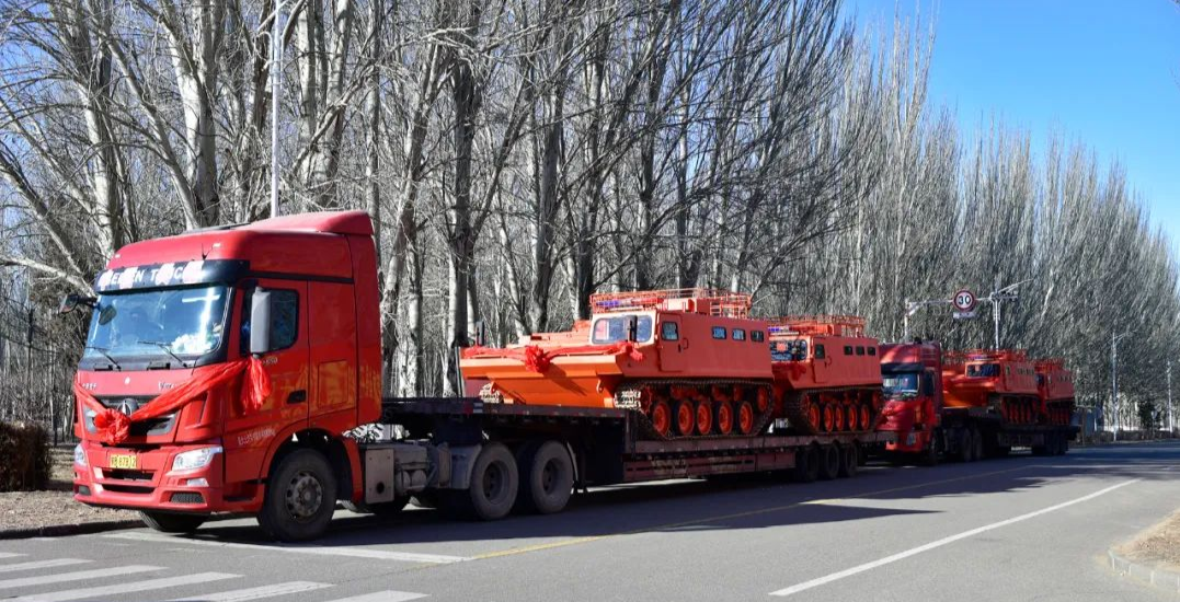 森林消防局接收履带式运兵车、水炮车等52台特种车辆(组图)