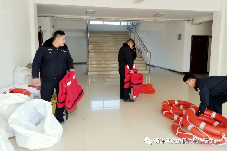 河南开封通许县公安局为基层单位配发救生器材装备(组图)