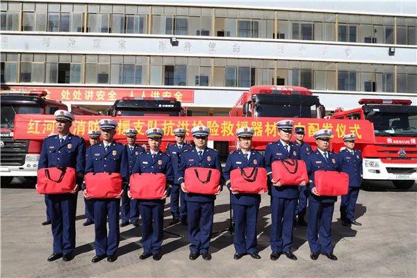 云南红河消防举行抗洪抢险救援器材配发仪式(组图)