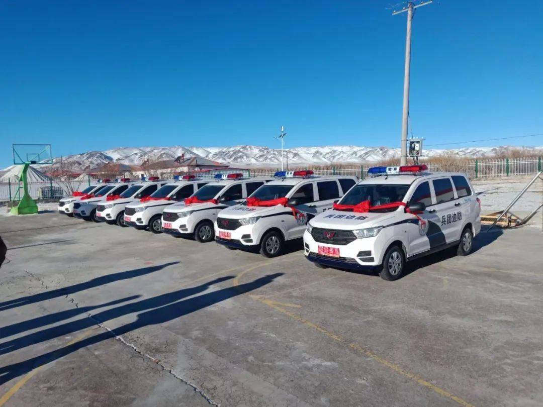 新疆和布克赛尔蒙古自治县向七师胡杨河市捐赠兵地联合防控巡逻车(组图)