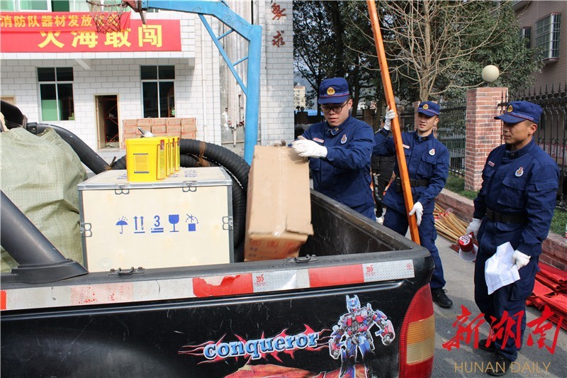 湖南湘西古丈县为72个农村志愿消防队发放千余件消防器材(组图)