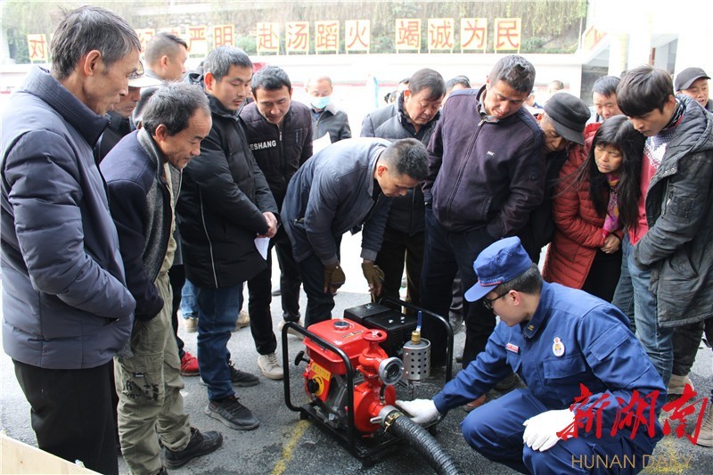 湖南湘西古丈县为72个农村志愿消防队发放千余件消防器材(组图)