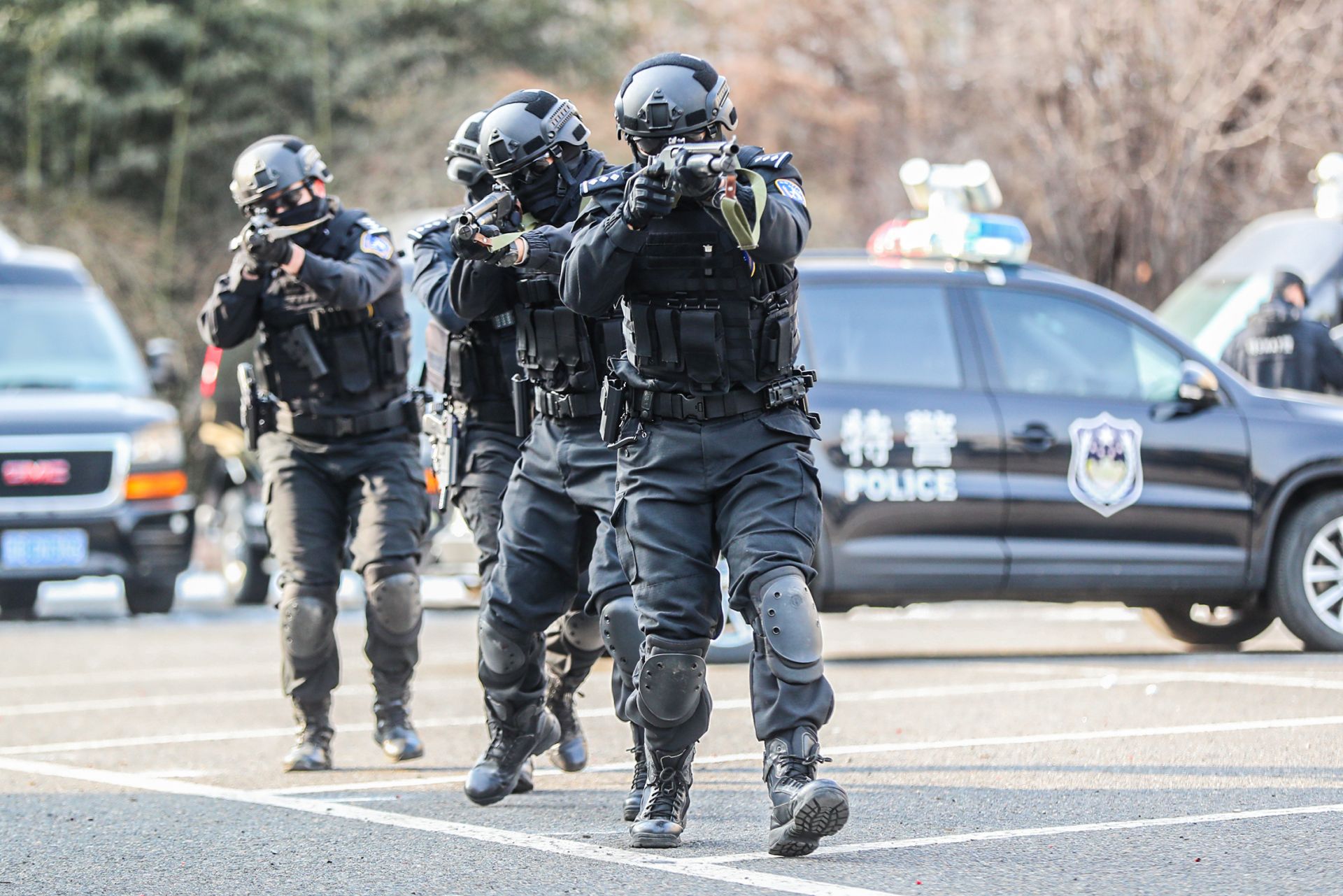 大片来袭！实拍山东青岛特警冬日真枪射击演练(组图)