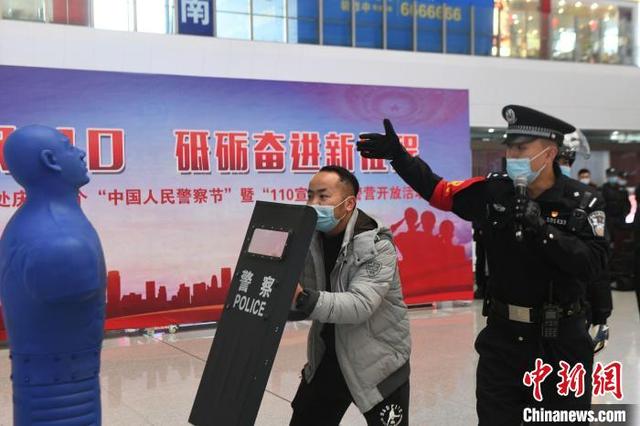 广西南宁铁路公安举办警营开放活动 旅客现场体验警用枪支和机器人排爆(组图)