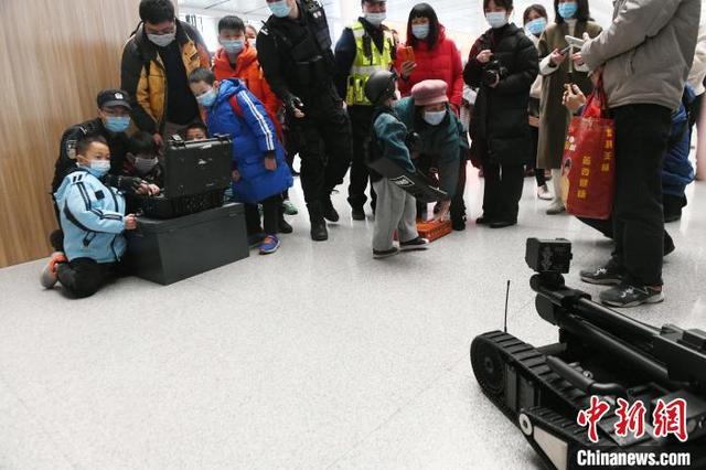 广西南宁铁路公安举办警营开放活动 旅客现场体验警用枪支和机器人排爆(组图)