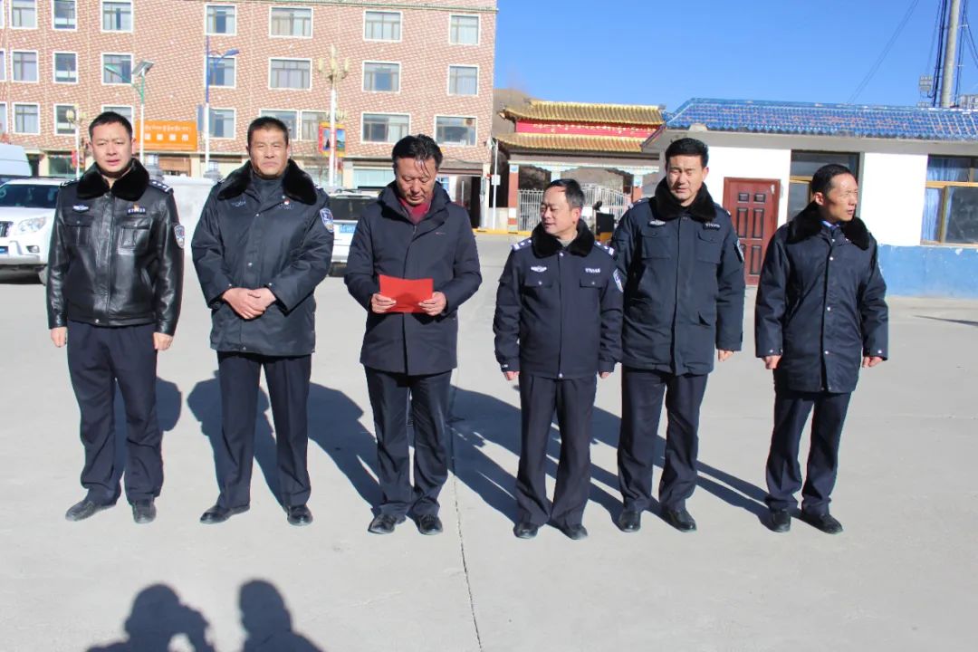 青海省久治县公安局举行警务执勤电动车配发仪式(组图)