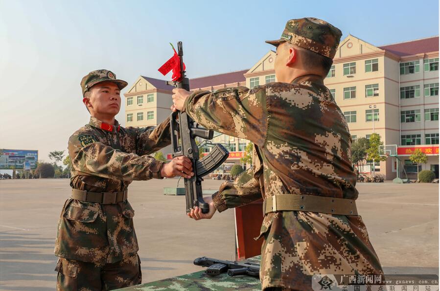 广西武警柳州支队举行新兵授枪仪式(组图)