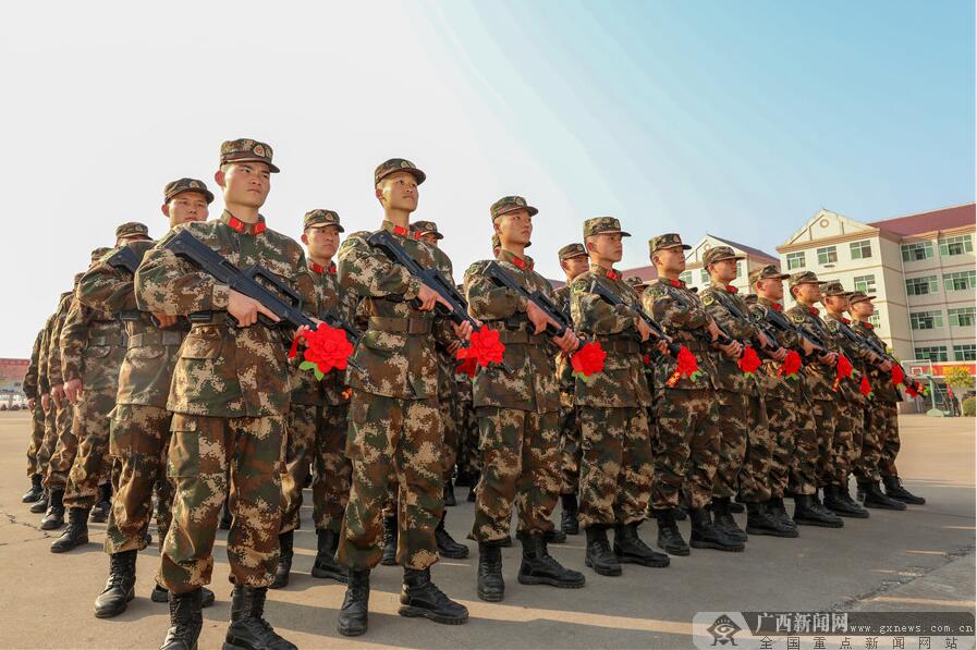 广西武警柳州支队举行新兵授枪仪式(组图)