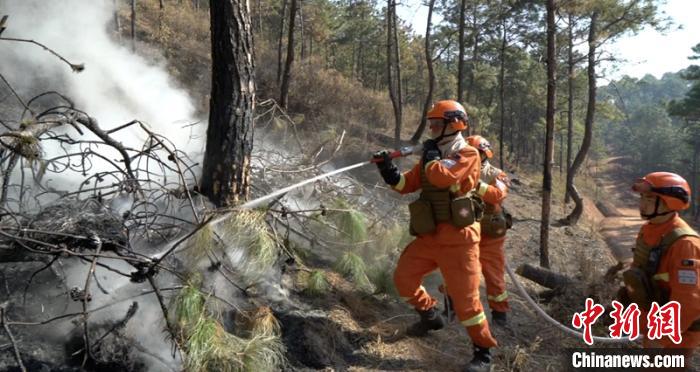 四川消防救援与森林消防联合开展森林火灾应急处置演练(组图)