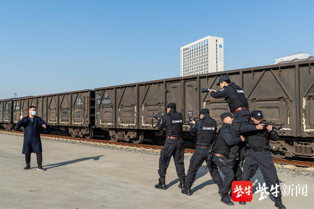 春运即将临近，江苏南京铁警开展联合应急处突演练(组图)
