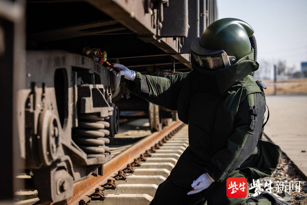 春运即将临近，江苏南京铁警开展联合应急处突演练(组图)